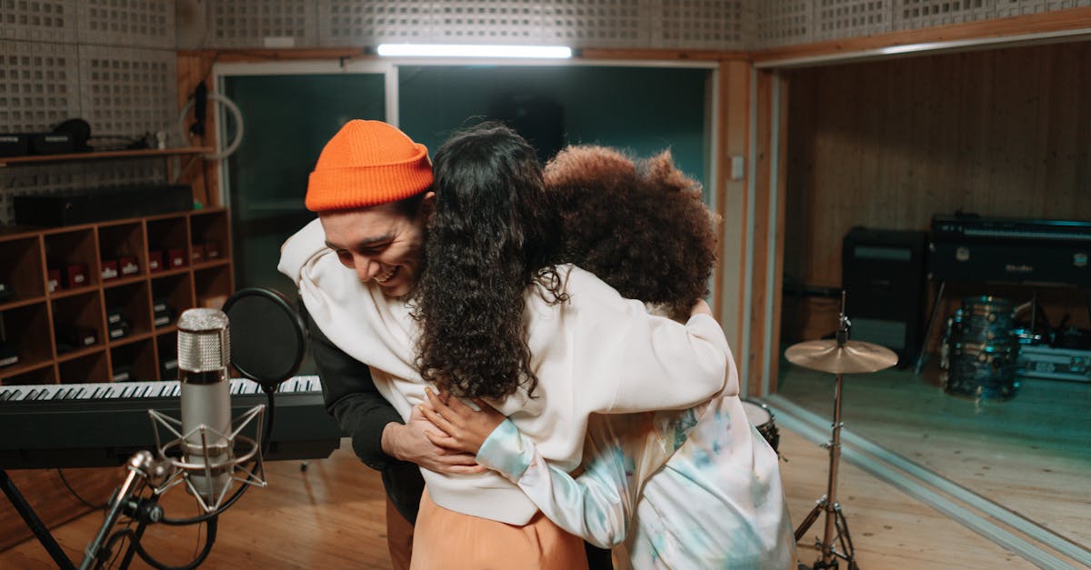 如何在游戏中检测并防御技术支持辅助的自动爆头行为？